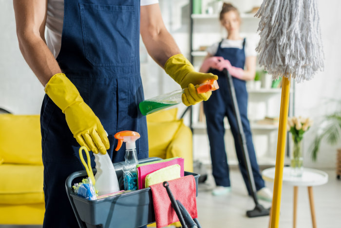 Siivous Joensuu asiakas tilannut Siivouspalvelun Joensuussa, jossa yrittäjällä on mukana siivousvälineet ja tarvikkeet.