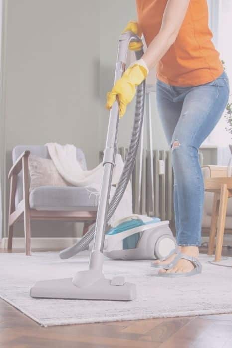 Siivous Espoo - Yrittäjä pesee lattiaa tilastussa siivouspalvelussa