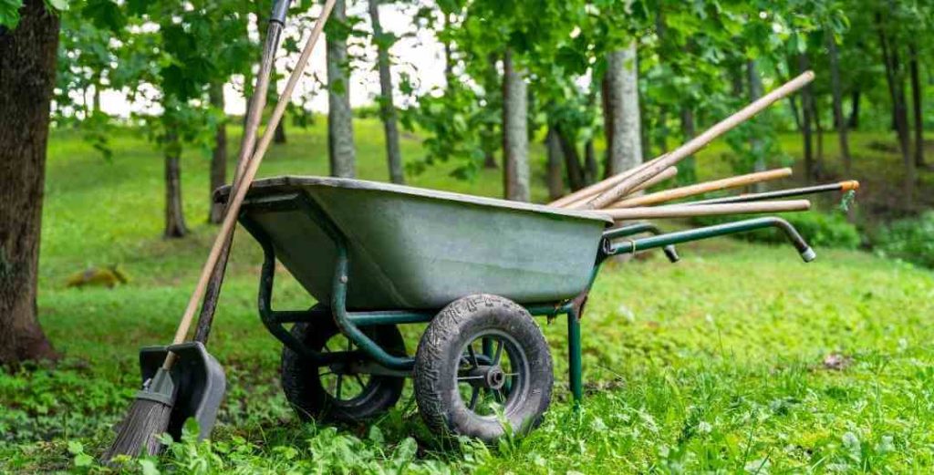 Pihatyöt Valkeakoski, nurmikon leikkaus Valkeakoski ja ruohonleikkuu Valkeakoski omakotitalon pihalla